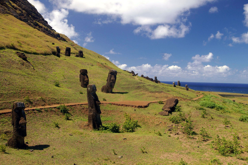 Ladera del Rano Raraku con una serie de moáis. Foto: Wikipedia